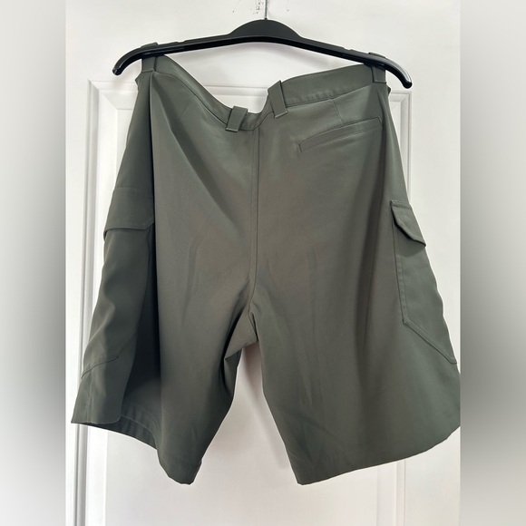 Under Armour Heat Gear Loose Shorts - Picture 2 of 5